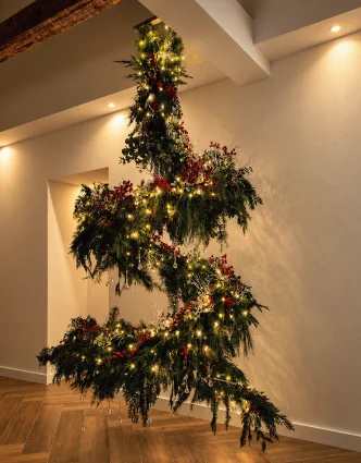 Božićna instalacija u obliku spirale od zelenila i lampica