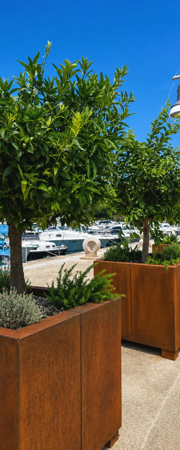 Corten tegle sa stablima u marini