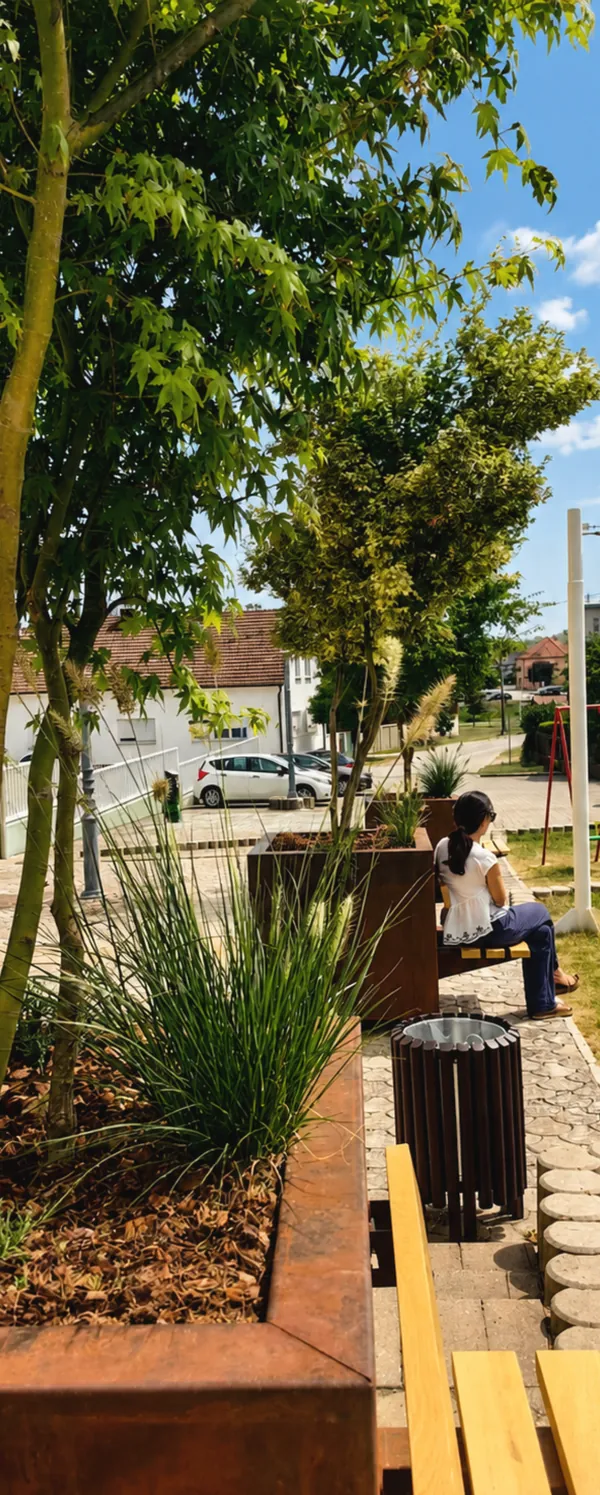 Corten tegla s ugrađenom klupom u parku